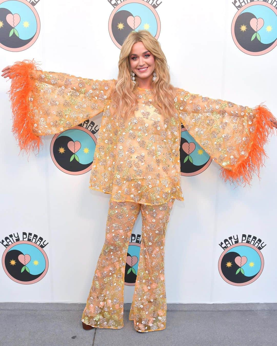 Just Jaredさんのインスタグラム写真 - (Just JaredInstagram)「@katyperry teases her new single #NeverReallyOver at her @youtubemusic fan experience event, wearing @alicemccallptyltd! See more on JustJared.com #KatyPerry Photos: @gettyimages」5月31日 0時48分 - justjared