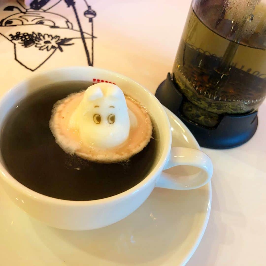 鈴木絢子さんのインスタグラム写真 - (鈴木絢子Instagram)「・ ・ #ムーミンカフェ にて☕️💕 #アントシアニン たっぷり#バタフライピー #レモングラスティー にムーミンのマシュマロが乗った可愛い紅茶を頂きました😍✨ ・ 今年は飯能でもムーミンテーマパークがオープンしたり、、ムーミンの故郷でスーパーフードのメッカである#北欧 #フィンランド が注目を集めています😊✨ ・ 六本木ヒルズ森タワー #森アーツセンターギャラリー でも6/16まで#ムーミン展 開催中🙌 ・ ・ 明日は大阪、#パナソニックセンター で#暮らしに役立つスーパーフード セミナーを開催します🤗✨ ・ ・ ・ #スーパーフード #海外食材 #東京ドームシティ #インナービューティー #セミナー講師 #専門家 #ハーブティー #ムーミン #カバじゃない #MOOMIN #tokyolife #superfoods #lifestyle #beauty #cafe #morning #innerbeauty #☕️ #🍋」5月31日 0時43分 - ayako_suzuki810