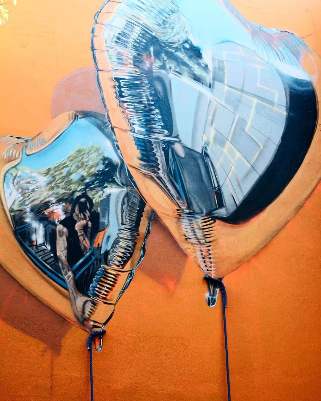 Schutzのインスタグラム：「#schutzreflectivelove by @fanakapan | Inspirado na nossa nova coleção #schutzreflectivelove nosso novo art wall representa e reflete o nosso amor! The Self-love must come first 🖤 ENJOY IT! Venha conhecer nossa nova coleção and share #schutzreflectivelove .」