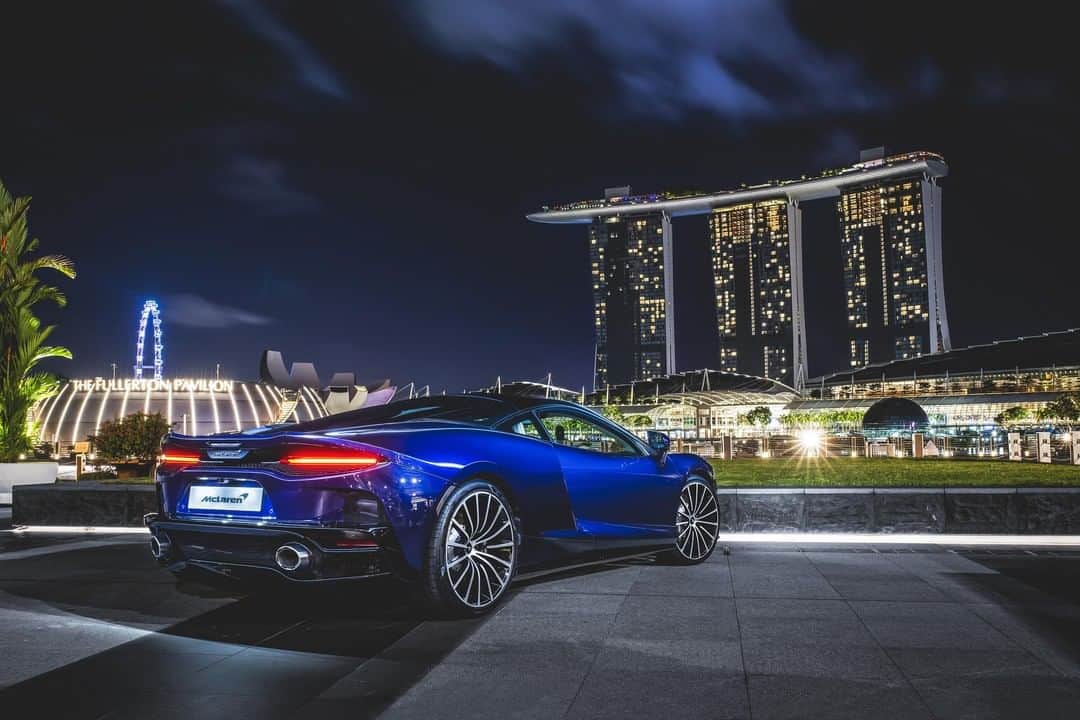 McLaren Automotiveさんのインスタグラム写真 - (McLaren AutomotiveInstagram)「A melting pot of cultures, the streets of Singapore are perfect for the #NewMcLarenGT, a car that combines comfort and practicality of a Grand Tourer, with the handling and performance of a supercar. 📸 @adrianvanq」5月31日 0時44分 - mclarenauto