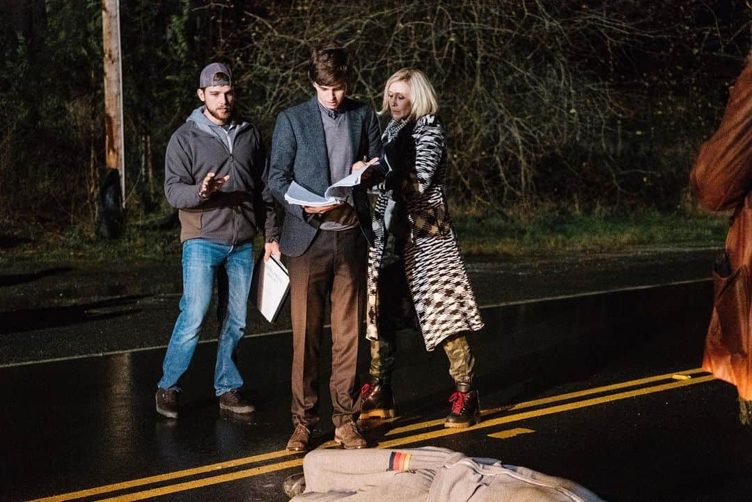 マックス・シエリオットさんのインスタグラム写真 - (マックス・シエリオットInstagram)「Sick for it. #directing #throwbackthursday #batesmotel #director @verafarmiga #freddiehighmore @rambodonkeykong #nestorcarbonell @kerry_ehrin_ @carltoncuse @thekennethjohnson」5月31日 0時51分 - maxthieriot