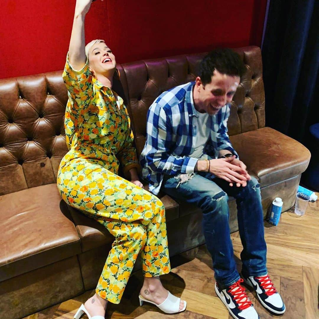 ニック・グリムショーさんのインスタグラム写真 - (ニック・グリムショーInstagram)「guysssss @katyperry made me fake laugh for these pictures so everyone thinks she’s funny. You decide for yourselves when she’s on the show on Monday 💕」5月31日 0時55分 - nicholasgrimshaw