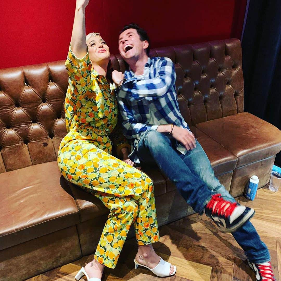 ニック・グリムショーさんのインスタグラム写真 - (ニック・グリムショーInstagram)「guysssss @katyperry made me fake laugh for these pictures so everyone thinks she’s funny. You decide for yourselves when she’s on the show on Monday 💕」5月31日 0時55分 - nicholasgrimshaw