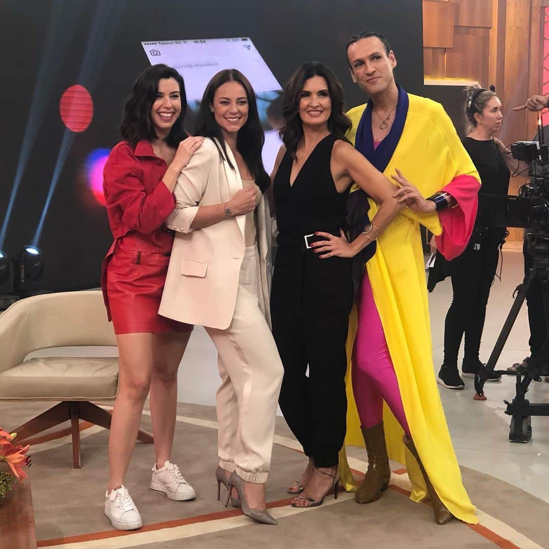 ファチマ・ベルナルデスのインスタグラム：「É hoje! A personagem Vivi Guedes de #adonadopedaco vai ao #encontrocomfatima.  E a participação dela no programa vai dar um novo rumo na história. Amei participar!」