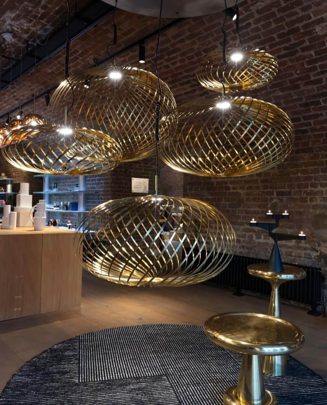 トム ディクソンさんのインスタグラム写真 - (トム ディクソンInstagram)「Our big brass SPRING lights next to the SPUN tables on a STRIPE rug, inside the arches of the Tom Dixon shop, Coal Drops Yard, Kings Cross, London.⠀ ⠀ #tomdixon #tomdixonstudio #brass #springlights #tomdixonspring #tomdixonspun #tomdixonSTRIPE #tomdixonSPIN #tomdixonLONDON #brassfurniture #interior #interiordesign」5月31日 1時05分 - tomdixonstudio