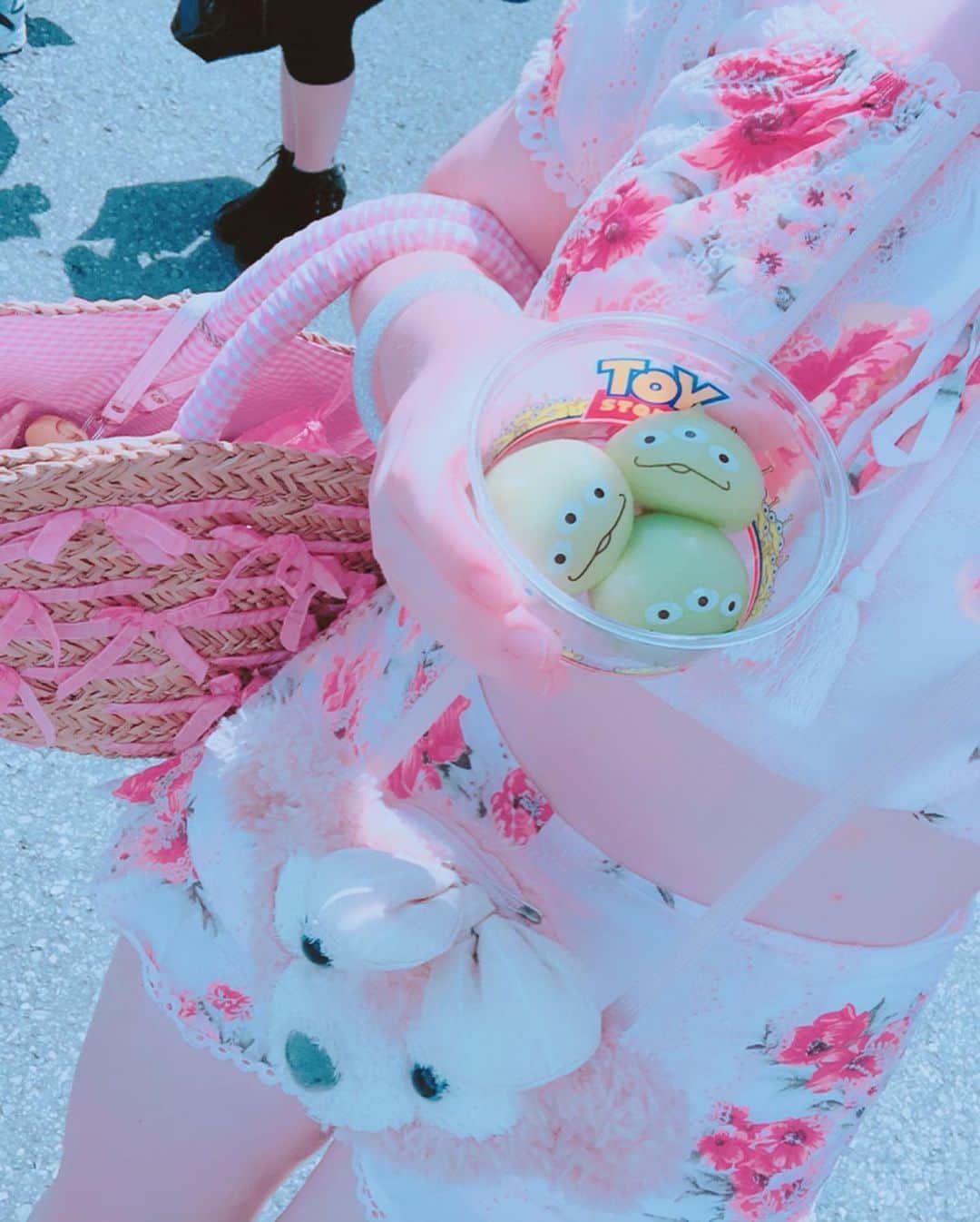 Elizabunnii エリザバニーさんのインスタグラム写真 - (Elizabunnii エリザバニーInstagram)「💘🎀🛸OoOOOooOooOh~! One of my favourite snacks at Tokyo Disney Resort, the little green men mochi~!!✨💕⁣ 💗💓They’re each filled with a different flavour cream~!✨ Vanilla, strawberry, & chocolate~!🍓✨☀️⁣ ⁣ #disneylife #disneysea #tokyodisneysea #disneyfoodie #disneyfood #disneyparks #disneysnacks #disney #pinkhair #disneygrammer #disneygram #littlegreenmen #東京ディズニーシー #ディズニーシー  #ディズニーライフ #ディズニー好き #ディズニーフード #リトルグリーンまん #リトルグリーンメン」5月31日 0時59分 - dollie.bunnie