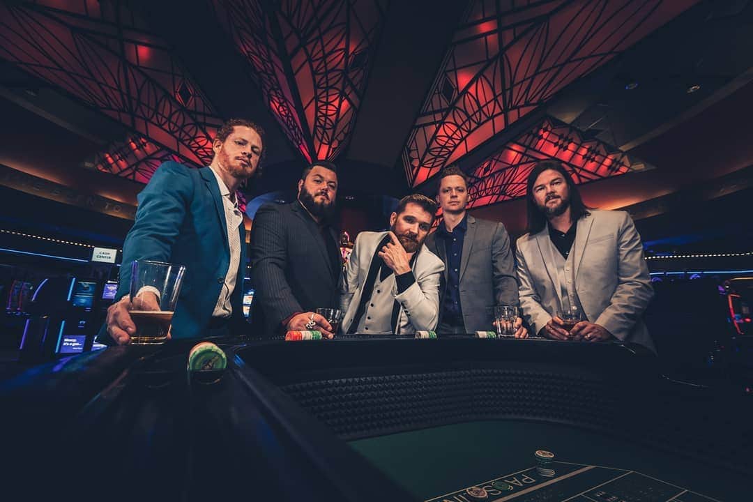 のインスタグラム：「All suit up 👔 Who’s ready? #Lucky7Tour #Hinder #DayOne」