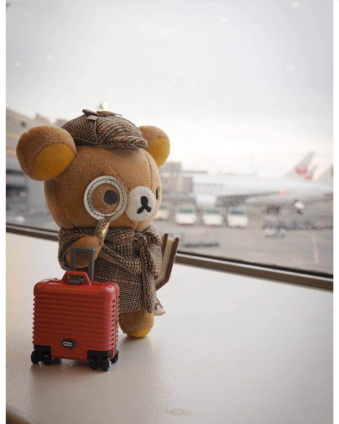 Rilakkuma US（リラックマ）さんのインスタグラム写真 - (Rilakkuma US（リラックマ）Instagram)「@karenxrilakkuma took this very cute photo of Rilakkuma about to investigate a mystery! What secrets do you think Rilakkuma will uncover? . . . #rilakkumaus #rilakkuma#sanx #kawaii #sherlock #travel #plush #リラックマ #サンエックス」5月31日 1時12分 - rilakkumaus