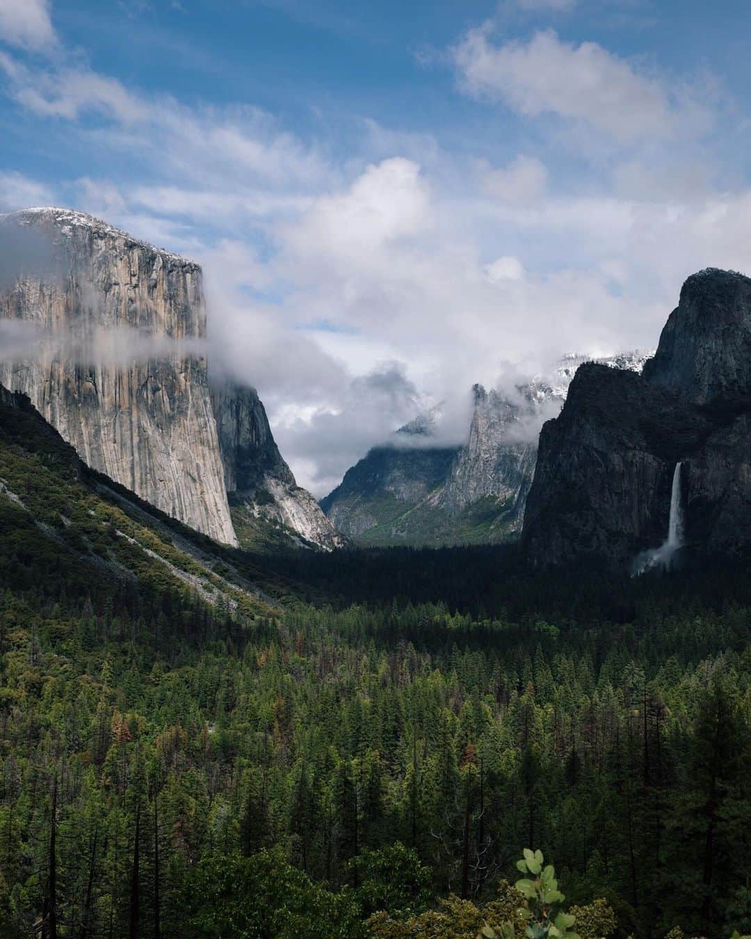 ローレン·ランドルフのインスタグラム：「Yosemite has been a special place for my Dad’s family, and it will always remind me of how much my Grandparents loved it here. I can look around at the waterfalls and the rock walls and all the beauty and know that it made their eyes light up generations ago, just as it does for mine today. And that’s the incredible thing about National Parks, we’ve decided it’s important to preserve these areas for everyone to be able to keep coming back to. Say what you want about the crowds or traffic, after that first look out from this ridge, the only thing that matters to me is being thankful I’m able to pass through here just about whenever I want to.」