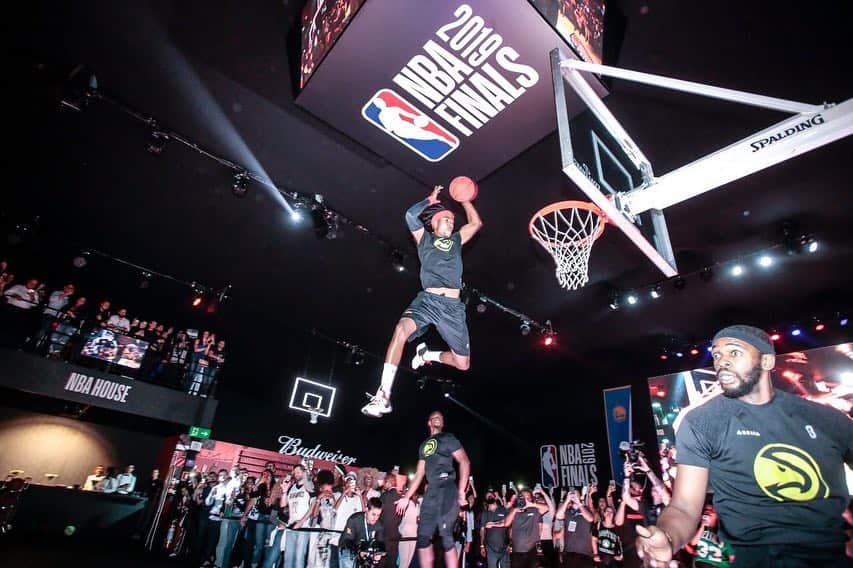 ロナウドのインスタグラム：「Chegamos ao quarto ano de parceria entre @octagonbrasil e @NBABrasil e demos kick off em mais uma ativação incrível: a NBA HOUSE! Nosso time montou uma estrutura maior e inédita, com mais conteúdo e um ambiente que todo fã do esporte vai se apaixonar. Tem transmissão das finais da NBA, loja oficial, ativações, quadra de LED, interatividade e um Sports Bar personalizado. E o melhor... só está começando! Hoje tem o jogo 1 das Finais! Vale muito a pena conhecer! #nba #nbahouse #nbafinals #octagonbrasil」