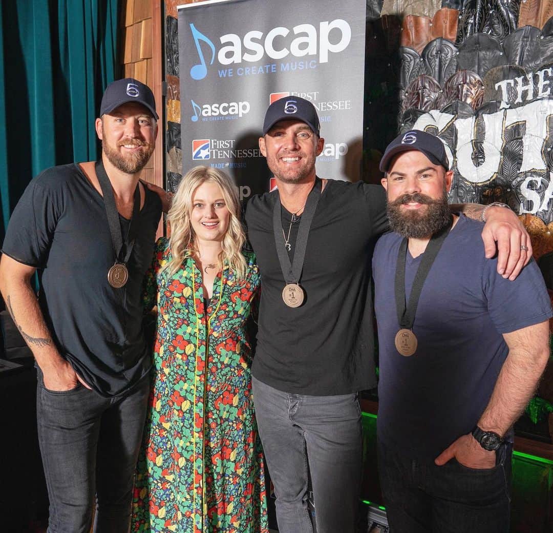 ASCAPさんのインスタグラム写真 - (ASCAPInstagram)「#HereTonight is @brettyoungmusic’s 5th consecutive #1, @bencaver’s first #1 and @charleskelley 8th #1! 📸 here celebrating with #ASCAP’s @bethbrinker 🎉 #ASCAPCountry (photo by @edrode)」5月31日 1時16分 - ascap