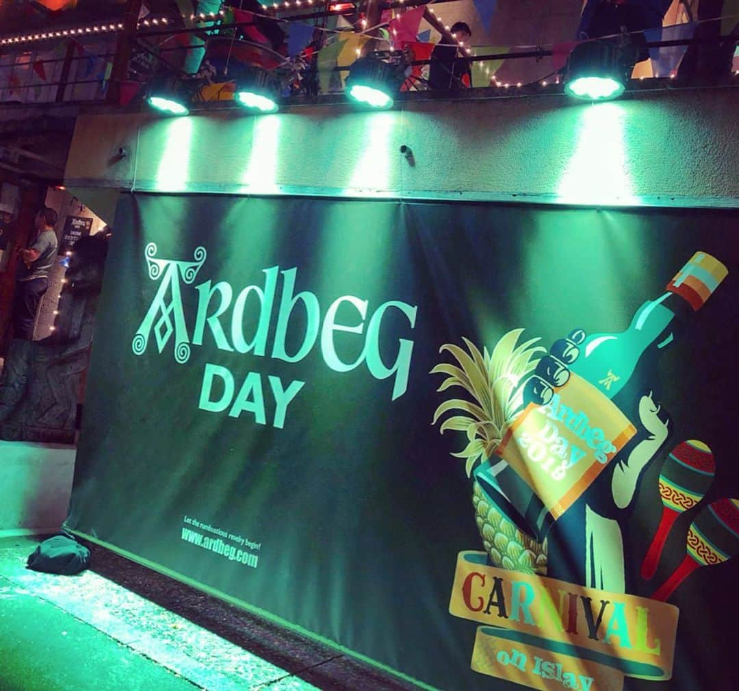 東條恭子さんのインスタグラム写真 - (東條恭子Instagram)「. #ardbeg party🙌🥀💫✨ . アイラモルトウイスキー#アードベッグ の1年に1度の クローズドイベントにご招待いただきました❤︎ . スモーキーなオトナの味わいに…乾杯🥃🥃❤︎❤︎ . . #ardbegday2019 #tokyo #japan #asiangirl #party #japanese #japanesegirl #tokyogirl #cheers #fun #partynight #nightout #event #bar #乾杯 #パーティー #イベント #ウイスキー #大人女子 #オトナ女子 #バー #バーカウンター」5月31日 1時20分 - kyoko_tojo