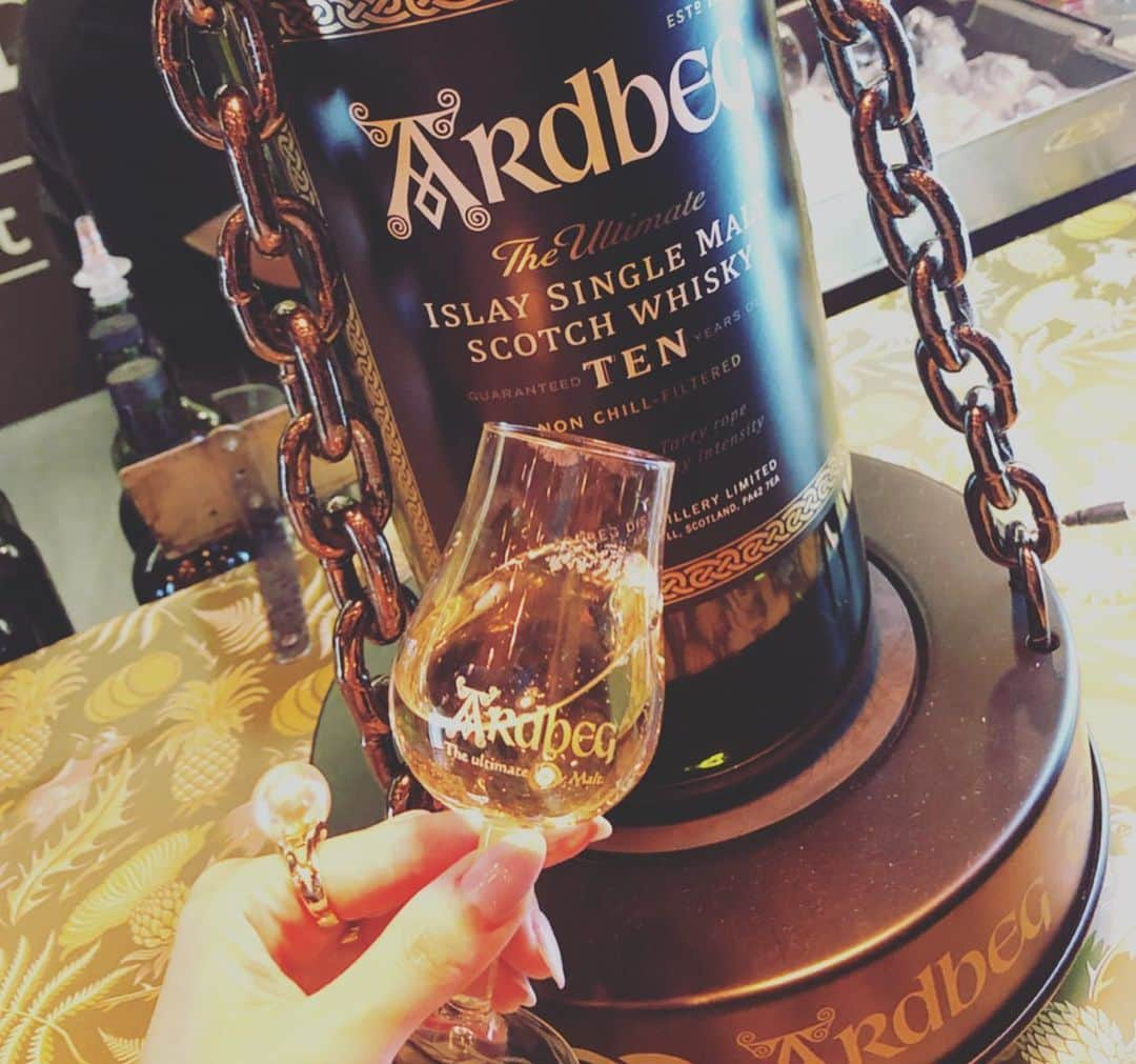 東條恭子さんのインスタグラム写真 - (東條恭子Instagram)「. #ardbeg party🙌🥀💫✨ . アイラモルトウイスキー#アードベッグ の1年に1度の クローズドイベントにご招待いただきました❤︎ . スモーキーなオトナの味わいに…乾杯🥃🥃❤︎❤︎ . . #ardbegday2019 #tokyo #japan #asiangirl #party #japanese #japanesegirl #tokyogirl #cheers #fun #partynight #nightout #event #bar #乾杯 #パーティー #イベント #ウイスキー #大人女子 #オトナ女子 #バー #バーカウンター」5月31日 1時20分 - kyoko_tojo