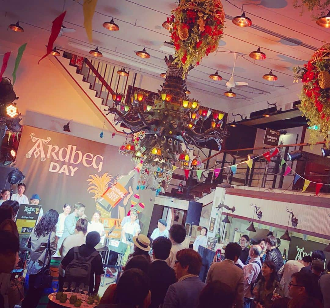 東條恭子さんのインスタグラム写真 - (東條恭子Instagram)「. #ardbeg party🙌🥀💫✨ . アイラモルトウイスキー#アードベッグ の1年に1度の クローズドイベントにご招待いただきました❤︎ . スモーキーなオトナの味わいに…乾杯🥃🥃❤︎❤︎ . . #ardbegday2019 #tokyo #japan #asiangirl #party #japanese #japanesegirl #tokyogirl #cheers #fun #partynight #nightout #event #bar #乾杯 #パーティー #イベント #ウイスキー #大人女子 #オトナ女子 #バー #バーカウンター」5月31日 1時20分 - kyoko_tojo