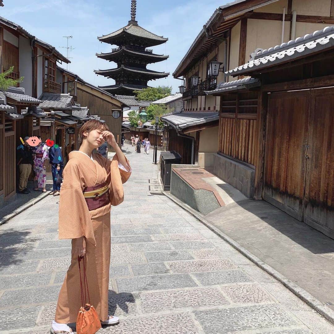 石田一帆さんのインスタグラム写真 - (石田一帆Instagram)「. お着物を着させていただきました👘 . 帯で少し遊んで基本的にはシンプルに 好きな感じでまとめてみました♡ . お着物で京都のスポットをぐるぐると 撮影してたので観光気分で楽しかったです☺️ . 仕上がりが楽しみ。。👦🏼 今回の撮影内容が情報解禁になったら またお知らせさせてください💌💭 . あ、たくさんDMでいただいたお着物は レンタルで岡本屋さんでお借りしました♡ . #ik_travel#ik_kyoto#kyoto#kimono#kyototrip#trip#travel#京都#着物レンタル#着物#京都#京都旅行#京都観光」5月30日 16時24分 - ishidakazuho