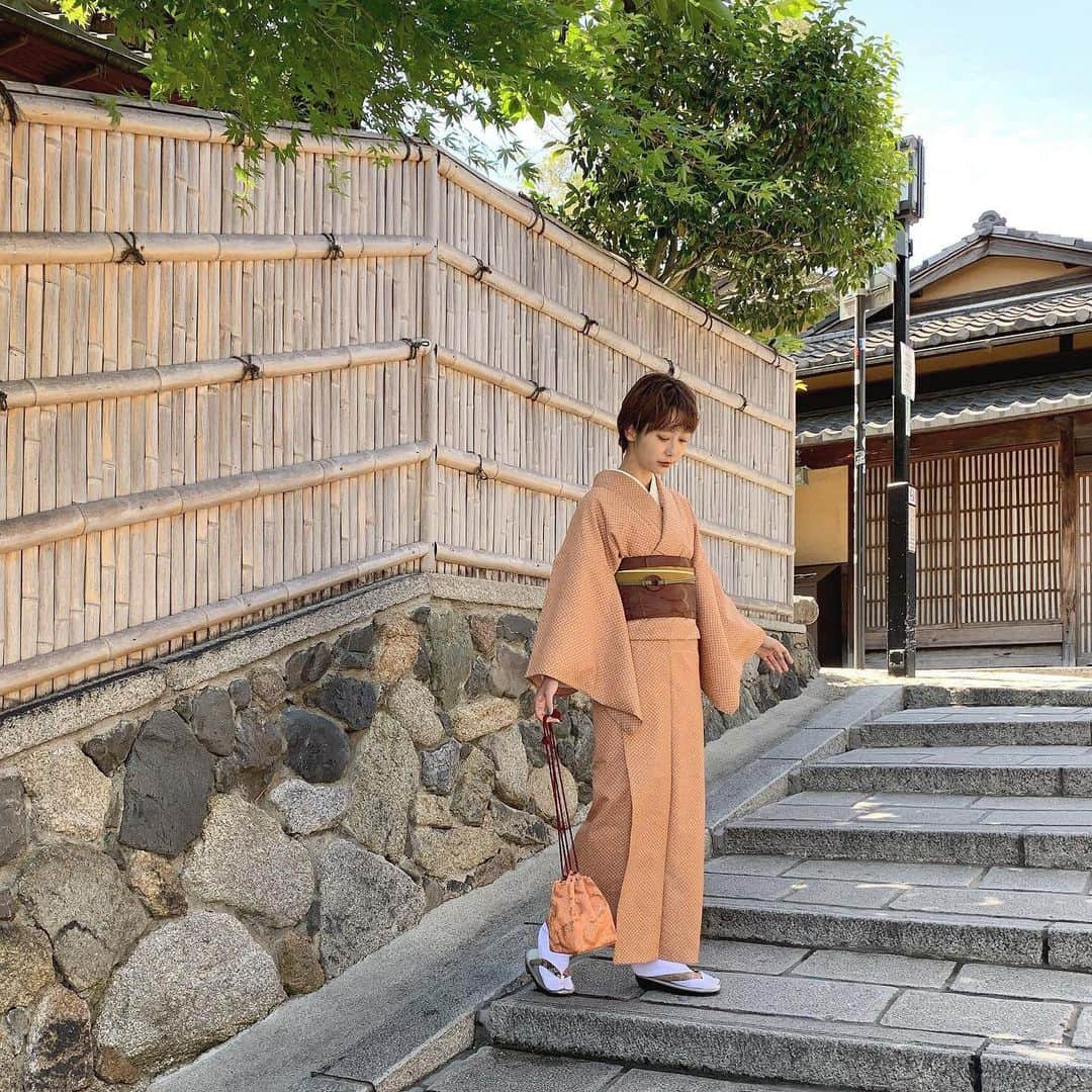 石田一帆さんのインスタグラム写真 - (石田一帆Instagram)「. お着物を着させていただきました👘 . 帯で少し遊んで基本的にはシンプルに 好きな感じでまとめてみました♡ . お着物で京都のスポットをぐるぐると 撮影してたので観光気分で楽しかったです☺️ . 仕上がりが楽しみ。。👦🏼 今回の撮影内容が情報解禁になったら またお知らせさせてください💌💭 . あ、たくさんDMでいただいたお着物は レンタルで岡本屋さんでお借りしました♡ . #ik_travel#ik_kyoto#kyoto#kimono#kyototrip#trip#travel#京都#着物レンタル#着物#京都#京都旅行#京都観光」5月30日 16時24分 - ishidakazuho