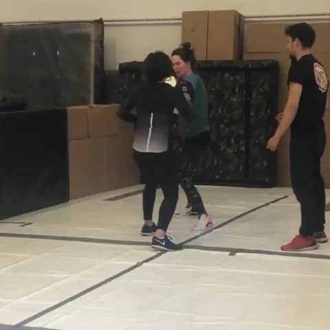 レナ・ヘディのインスタグラム：「Nothing like some new shiny white gloves and my beloved @vans to make a girl feel all punchy. .. we have the most divine stunt team .. LOVING IT HERE #gunpowdermilkshake 🤗🤗🤗」