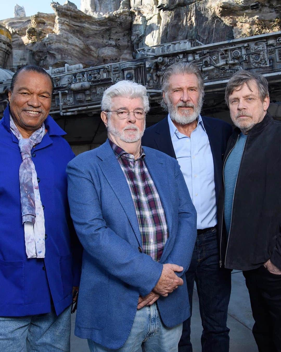 Just Jaredさんのインスタグラム写真 - (Just JaredInstagram)「Billy Dee Williams, George Lucas, Harrison Ford, & Mark Hamill attend the opening ceremony of the new @starwars Galaxy’s Edge theme park! Head to JustJared.com to watch the livestream! #BillyDeeWilliams #GeorgeLucas #HarrisonFord #MarkHamill #StarWars #StarWarsGalaxysEdge #Disneyland Photos: @disneyland」5月30日 16時28分 - justjared