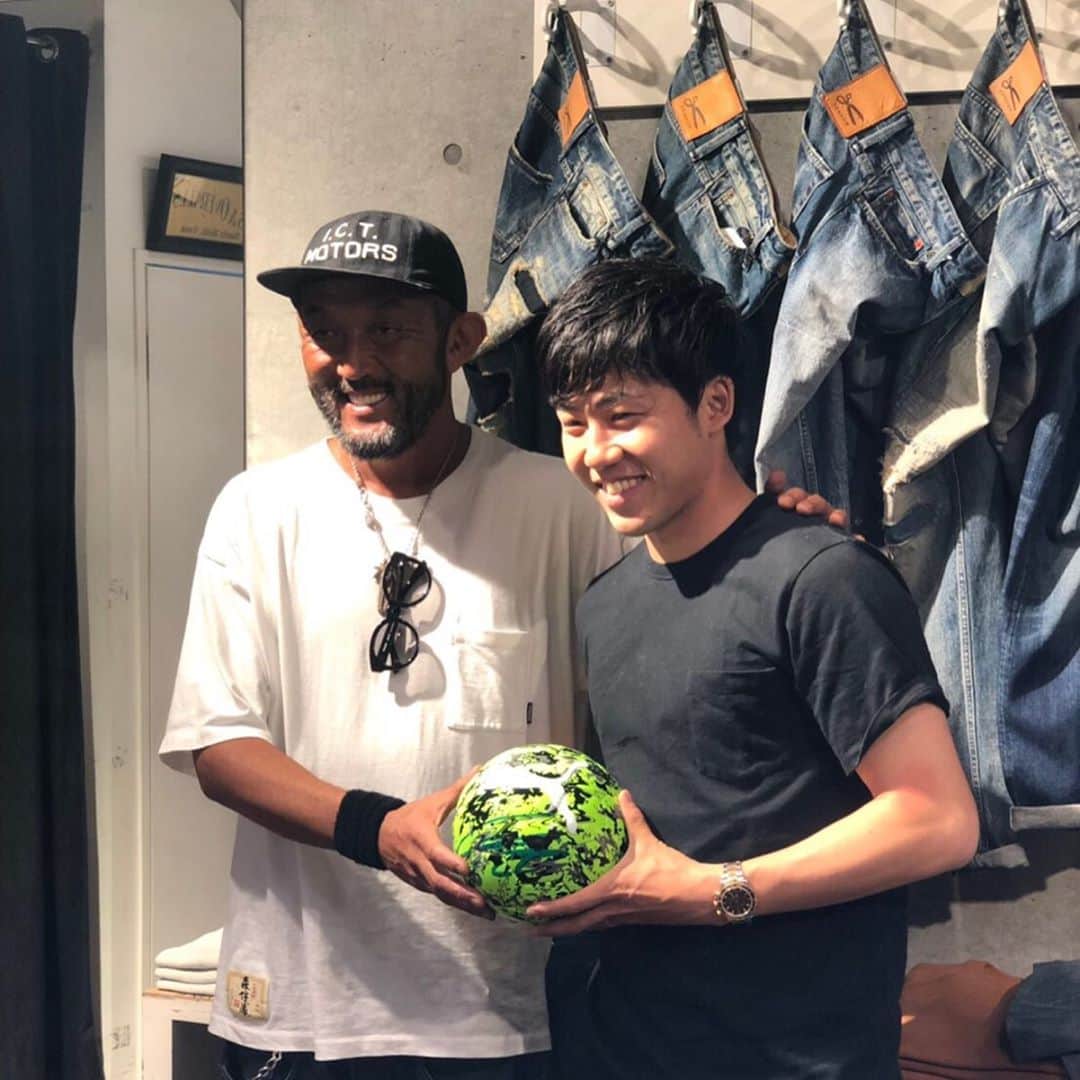 遠藤航のインスタグラム：「先日、家族でデンハム代官山へ。  デンハムジャパン取締役社長の根岸さんにもお会いでき、素敵な時間を過ごさせていただきました(^^) これからも愛用させていただきます！ . . @denham_japan_by_aki_negishi  @denhamjapan . . #denham  #denhamjapan  #デンハム  #デンハムジャパン  #denims  #デニム  #ファッション  #愛用  #代官山  #根岸洋明  #遠藤航」