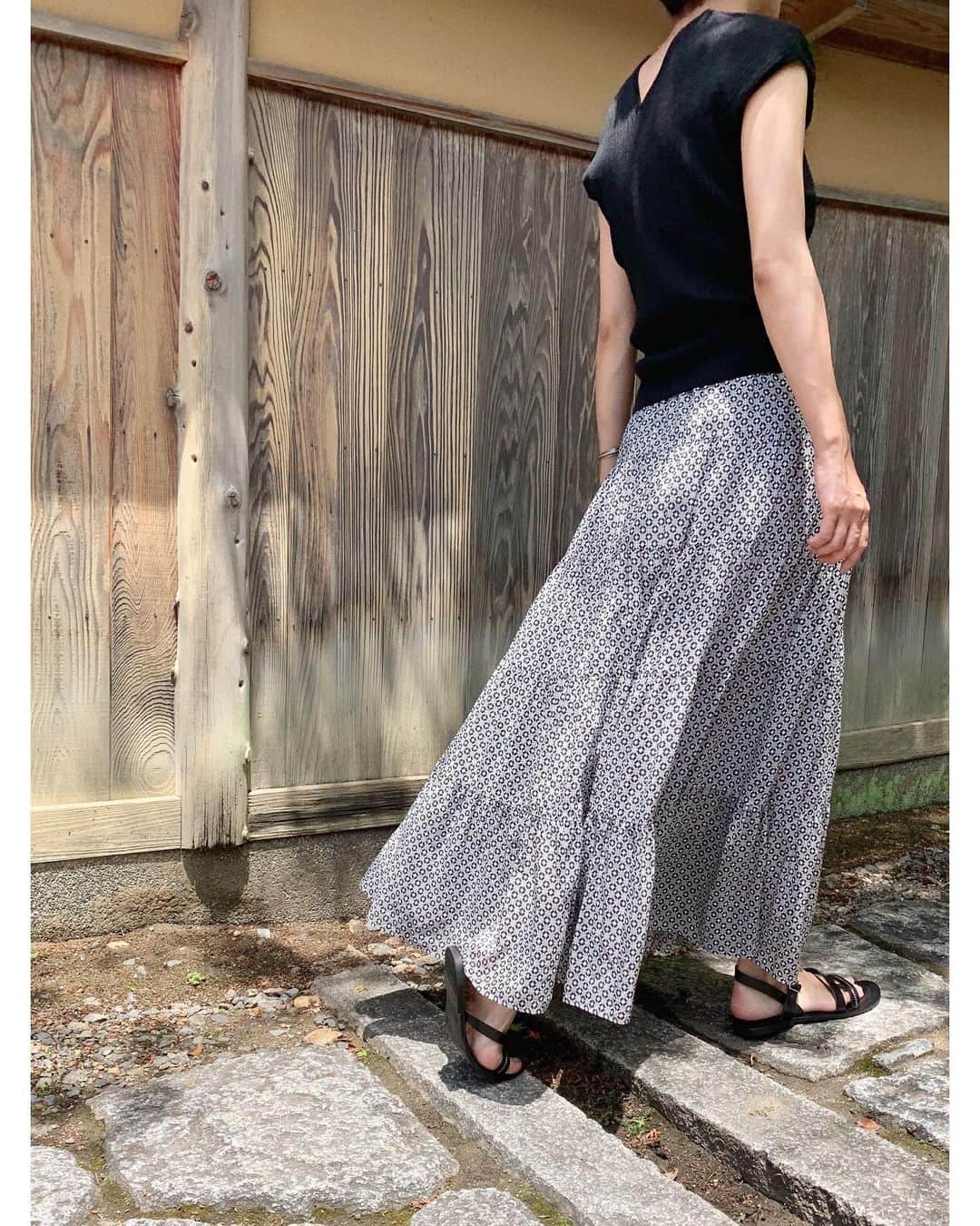 23区さんのインスタグラム写真 - (23区Instagram)「#23KU_DAYS 🚶🏼‍♂️﻿to KYOTO﻿﻿ ﻿﻿﻿ 23区のワードローブで出かける京都旅行。﻿﻿ ﻿﻿ シックなコーディネートに映えるタイルプリント。﻿ 重くなりがちなマキシスカートを程よい透け感とシルク混の素材感で、軽やかに見せてくれます。﻿ シンプルながらも着映えする柄アイテムは、今年の夏注目なアイテム❣️﻿ ﻿ ﻿ ﻿ --------------------------------------------------﻿﻿ KNIT:KRWOKA0051 ¥11,000+tax﻿ SKIRT:SKWOKA0051 ¥25,000+tax﻿ BAG:BOBYKM0509 ¥8,900+tax(Camalya)﻿ SCARF:SF3DKS0201 ¥22,000+tax﻿ SHOES:SE3DKM0501 ¥19,000+tax﻿ --------------------------------------------------﻿﻿ ﻿﻿ #23区 #23區 #MYSTANDARD23 ﻿﻿﻿﻿﻿﻿﻿﻿﻿ #kyoto #京都 #京都旅行 #旅ジョ #旅スタグラム ﻿ #マキシスカート #プリントスカート #リゾートコーデ #リゾートワンピ #タイル柄 #タイルプリント #柄スカート #モノトーンコーデ #旅行コーデ﻿ #LSサイズは価格が異なる場合がございます﻿ ﻿#fashion #style #code #coordinate #summercode﻿」5月30日 16時34分 - 23ku_official