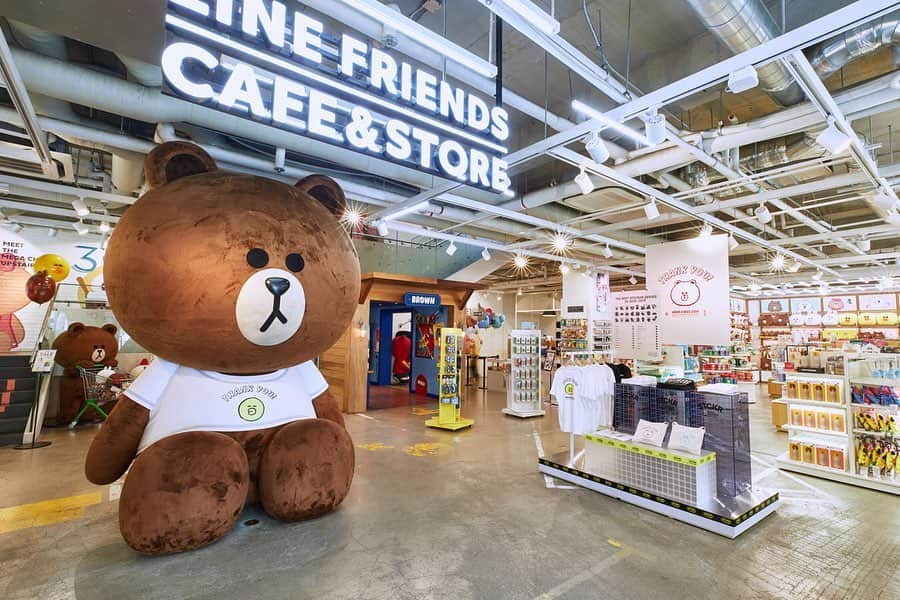 LINE FRIENDSさんのインスタグラム写真 - (LINE FRIENDSInstagram)「. Q. What’s your plan for #SummerBreak? A. Visiting #LINEFRIENDS Store to cool off 🏖  #ThatSounds #Legit #Perfect #Vacation #Beach #Summer  #MustHaves #ThankYouCollection  #Tshirts #BROWN #CONY #SALLY」5月30日 16時35分 - linefriends