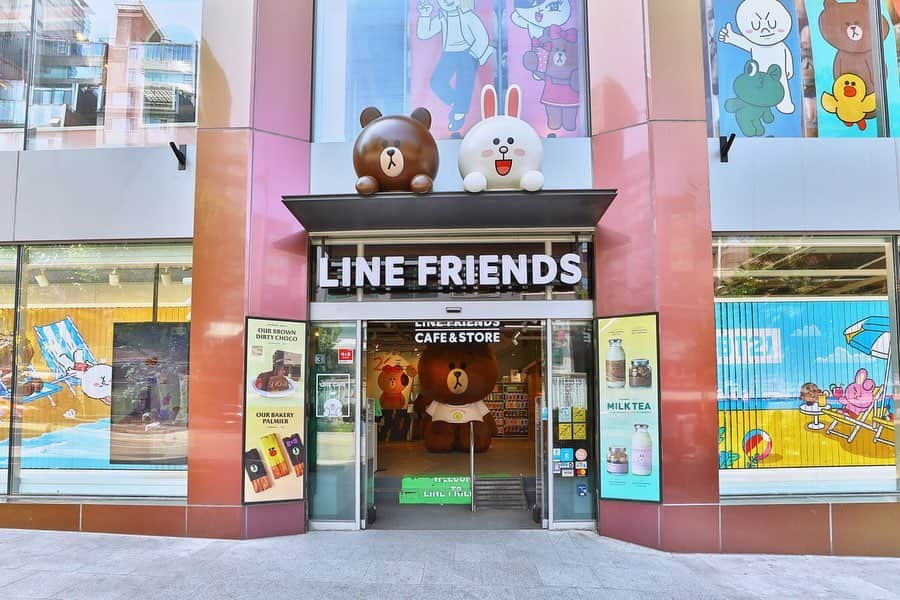 LINE FRIENDSさんのインスタグラム写真 - (LINE FRIENDSInstagram)「. Q. What’s your plan for #SummerBreak? A. Visiting #LINEFRIENDS Store to cool off 🏖  #ThatSounds #Legit #Perfect #Vacation #Beach #Summer  #MustHaves #ThankYouCollection  #Tshirts #BROWN #CONY #SALLY」5月30日 16時35分 - linefriends