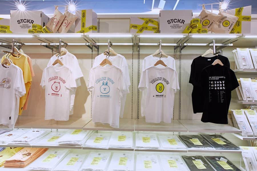 LINE FRIENDSさんのインスタグラム写真 - (LINE FRIENDSInstagram)「. Q. What’s your plan for #SummerBreak? A. Visiting #LINEFRIENDS Store to cool off 🏖  #ThatSounds #Legit #Perfect #Vacation #Beach #Summer  #MustHaves #ThankYouCollection  #Tshirts #BROWN #CONY #SALLY」5月30日 16時35分 - linefriends