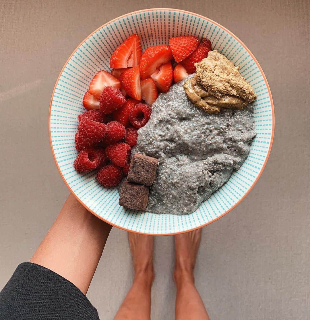 Zanna Van Dijkさんのインスタグラム写真 - (Zanna Van DijkInstagram)「My brekkie of dreams 😻🌱 Chia pudding made with hazelnut milk, raspberries, strawberries, @nutrawfarms cashew pistachio butter and @boojabooja chocolate truffles 😋 I used to look at chia seeds like whuuuut the hell are you!? 🤨 But now they’re a staple in my diet! They’re an incredible source of omega 3s, calcium, potassium, magnesium, fibre and plant based protein 💪🏼 I don’t have a specific chia recipe, I usually just eyeball it and throw it in the fridge for 10 minutes to thicken up. Practice makes perfect! 🙏🏼💙 #zvdrecipe #chiapudding #plantbased #vegan #veganmeal #veganbreakfast #highfibre #highprotein #omega3 #healthybreakfast #healthyeats #plantprotein」5月30日 16時36分 - zannavandijk