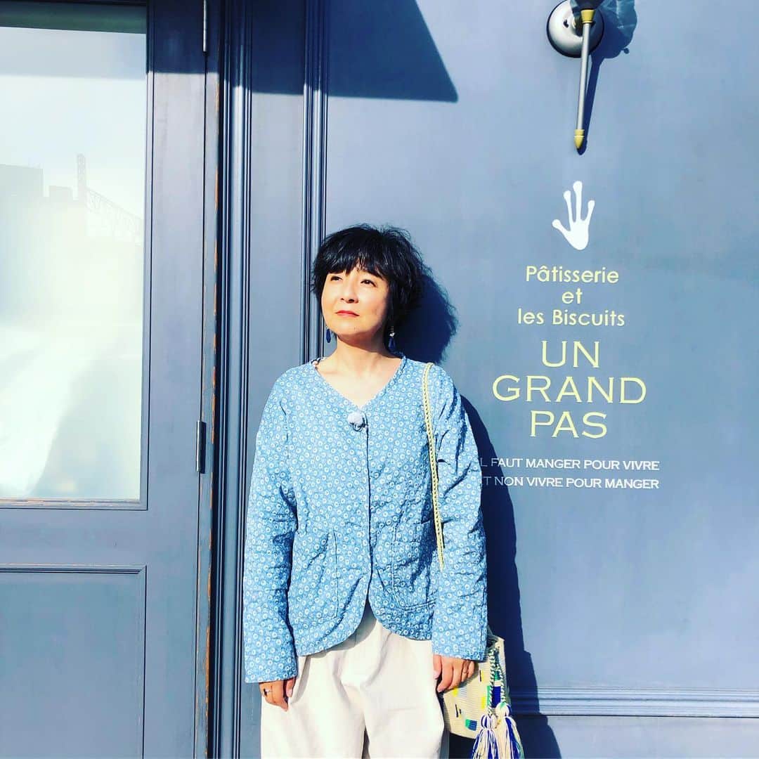 のインスタグラム：「#朝のさんぽ道 #海外特番希望 #テレビ東京のえらい人へ #行きたいな #プロヴァンス #チボリ公園 #ベトナム #ハワイ #藤田朋子 #tomokofujita #スタッフさん #お疲れ様」
