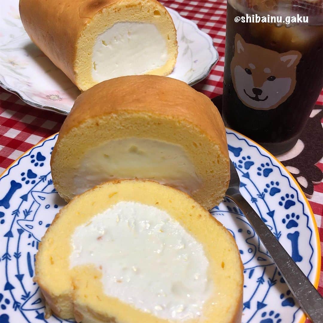 Kazumi-Gakumamaさんのインスタグラム写真 - (Kazumi-GakumamaInstagram)「この時季の楽しみは「シャンティー」の季節限定ロールケーキ🧁 *  シャンティーのロールケーキはもちろんどれも美味しいけれど、この “ チーズ&チーズ ” は私のNo. 1ロールケーキです🥇 *  去年まで、マスカルポーネロールケーキという名称でしたが、今年は贅沢にもゴルゴンゾーラとサワークリームをた〰️っぷり詰めてバージョンアップ⤴️ *  マスカルポーネロールもほっぺが落ちそうなくらい美味しかったけれど、このチーズ&チーズは、ほっぺを落とさないように食べるのが大変でした➰🍽🤤🤣 *  更に美味しくなったチーズクリームもさることながら、クリームと相性バツグンのスポンジがきめ細かくふわっふわで口の中でとろけます✨ *  ひとりで二切れ完食😋✌️ *  岳も鼻をクンクン👃 こりゃたまらんワン🐕 *  季節限定ですので、ご注文はお早めに〜💁‍♀️ *  日本全国発送可能で~す🇯🇵 * * *  6枚目の写真は1年半ぶりに訪れたシャンティー沼田本店🎂 *  夕方行くとこのショーケースのケーキ🍰が殆どなくなっちゃうけど、早い時間だったので、私はお目当ての絶品マンゴープリン🍮とやよい姫🍓のムースをチョイス😋 言うまでもなく最高〰️👍 *  岳もシャンティーの看板犬リルちゃんと3年ぶりの再会😌 *  ちょっと距離を置いた立ち位置が柴犬あるあるで➰す😂 🐾----*----*----*----🐾 Chantilly roll cake I love from the bottom of my heart🕯 This roll cake of Gorgonzola and sour cream is an excellent item😋 🐾----*----*----*----🐾 #柴犬 #岳 #柴犬岳 #柴犬ガク#gaku #shibainugaku #shiba #shibainu #shibastagram #いぬすたぐらむ #pecoいぬ部  #pecotv #ふわもこ部 #ワンフルエンサー # #シャンティー #パティスリーシャンティー #チーズ&チーズ #季節限定 #20190530」5月30日 16時39分 - shibainu.gaku