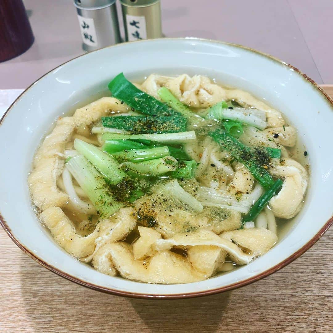 naoのインスタグラム：「山椒と油揚げって合うと感じた日。黒七味も◎ 出汁も鰹ベースのうす味で好みでした。 ＠赤坂しのだうどん」