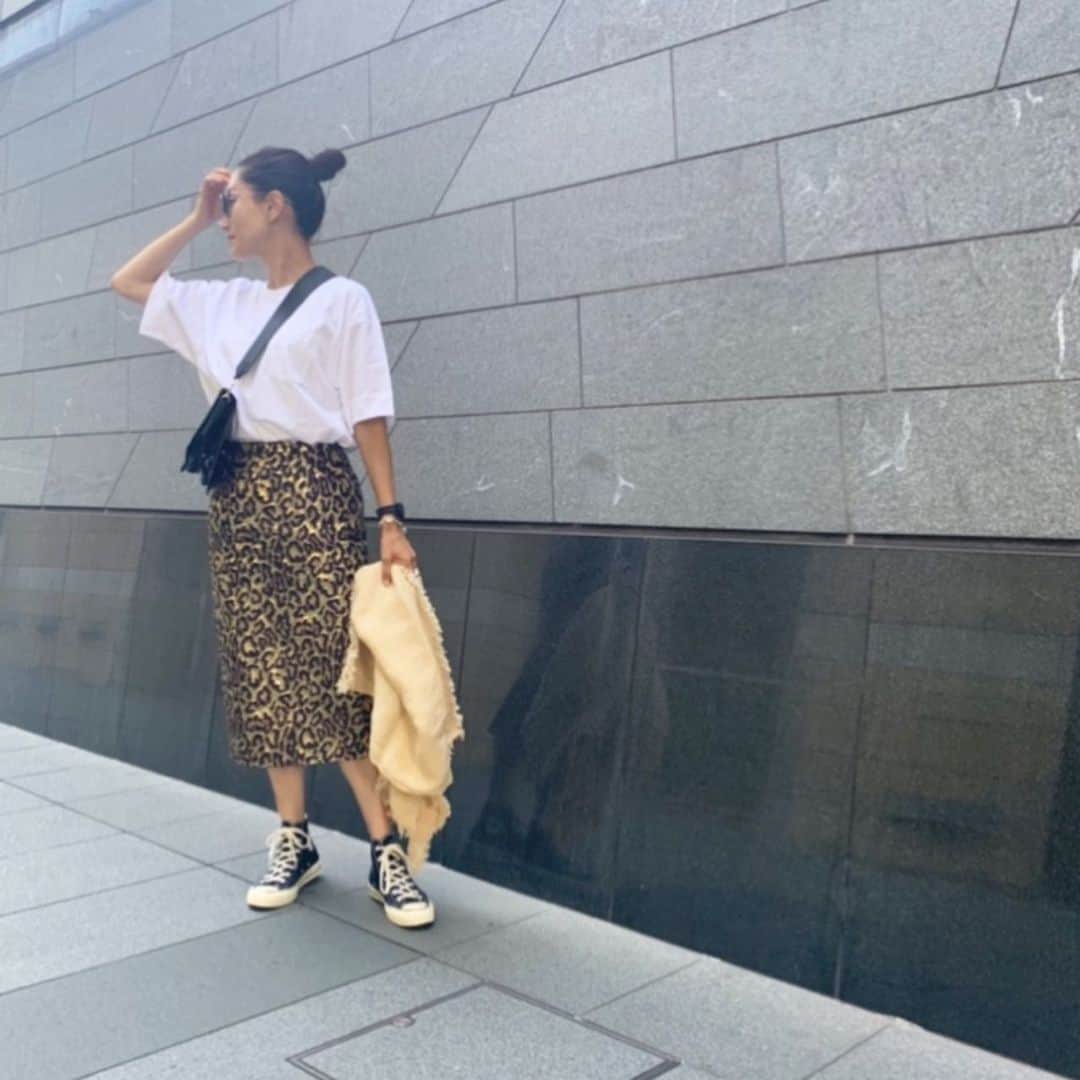 亀恭子のインスタグラム：「豹柄の魅力。 . . 単体だと挑戦的だけど、 カジュアルに混ぜると 親しみやすくもあり・スパイスにもなる❤︎ . . . . @midoriohara との打ち合わせ。 仕事の話よりも近況報告の方が長くなる。 愛する友です^ ^ . . today's… #fashion #ootd #kkstyle #tokyo #kamescloset #cutandsew #thenewhouse #skirt #rochas #bag #clane #shoes #converse #spring」