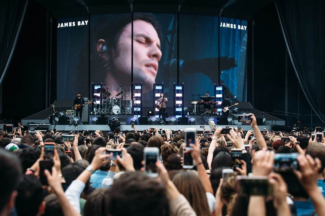 ジェームズ・ベイさんのインスタグラム写真 - (ジェームズ・ベイInstagram)「Stop number 2! Bordeaux 🇫🇷 #dividetour 📷 @jonstonevideo」5月30日 16時54分 - jamesbaymusic