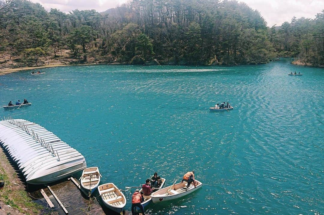 Rediscover Fukushimaさんのインスタグラム写真 - (Rediscover FukushimaInstagram)「Nothing quite says “summer” to me like a trip to Urabandai 🛶 and what better way to end your day trip than with Aizu ramen?!」5月30日 16時58分 - rediscoverfukushima