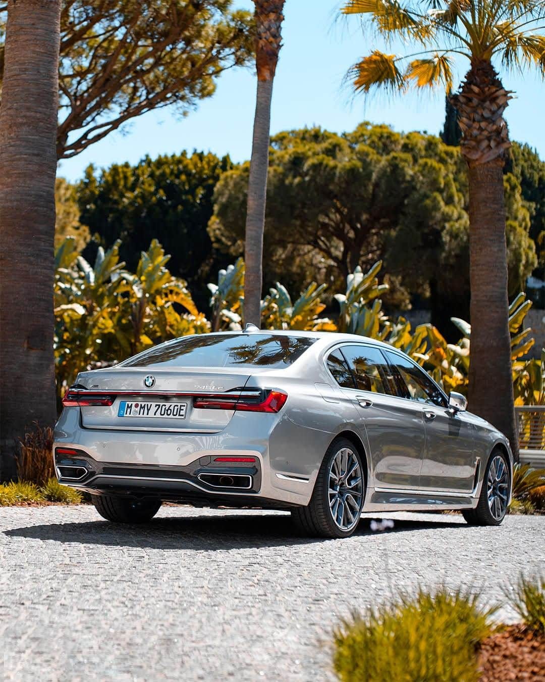 BMWのインスタグラム：「Luxury and style in one. THE 7. #THE7 #BMW #7Series __ BMW 745Le xDrive Sedan: Energy consumption in kWh/100 km (combined): 16.3 - 15.8. Fuel consumption in l/100 km (combined): 2.6 - 2.3. CO2 emissions in g/km (combined): 59 - 52, exhaust standard EU6d-TEMP. The values of fuel consumptions, CO2 emissions and energy consumptions shown were determined according to the European Regulation (EC) 715/2007 in the version applicable at the time of type approval. The figures refer to a vehicle with basic configuration in Germany and the range shown considers optional equipment and the different size of wheels and tires available on the selected model. The values of the vehicles are already based on the new WLTP regulation and are translated back into NEDC-equivalent values in order to ensure the comparison between the vehicles. [With respect to these vehicles, for vehicle related taxes or other duties based (at least inter alia) on CO2-emissions the CO2 values may differ to the values stated here.] The CO2 efficiency specifications are determined according to Directive 1999/94/EC and the European Regulation in its current version applicable. The values shown are based on the fuel consumption, CO2 values and energy consumptions according to the NEDC cycle for the classification. For further information about the official fuel consumption and the specific CO2 emission of new passenger cars can be taken out of the „handbook of fuel consumption, the CO2 emission and power consumption of new passenger cars“, which is available at all selling points and at https://www.dat.de/angebote/verlagsprodukte/leitfaden-kraftstoffverbrauch.html.」