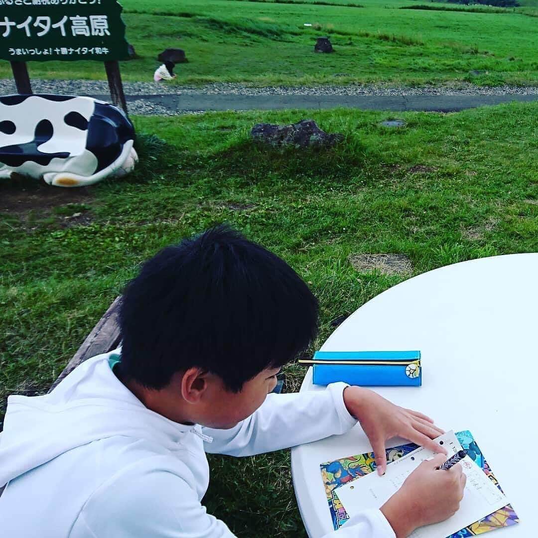 KUMON（公文式・くもん）【オフィシャル】さんのインスタグラム写真 - (KUMON（公文式・くもん）【オフィシャル】Instagram)「.﻿ @kumon_jp_official では﻿﻿﻿ 「#kumonfriends」のハッシュタグを﻿﻿﻿ つけて投稿していただいた写真を﻿﻿﻿ 紹介していきます☀️﻿ ﻿ こちらは @46nakamuu さんの1枚☘﻿ ﻿ たまには気分を変えて、大草原で！﻿ ﻿ @46nakamuuさん、 素敵な投稿ありがとうございます😊✨﻿ ﻿ ﻿ うれしい、たのしい、KUMONの毎日♪を写真や﻿﻿動画で撮って、@kumon_jp_officialをフォローの上、ハッシュタグ「#kumonfriends」をつけて、コメントと一緒に写真を投稿してくださいね📷﻿ ﻿ ※投稿写真は、公式Instagramアカウントの投稿やKUMON BUZZ PLACE WEBサイトにてトリミング、加工の上、使用させていただく場合がございます。﻿ ※画像や動画の無断転載はお断りします。﻿ ※ダイレクトメッセージへの返信はいたしません。﻿ ﻿ #どこでもKUMON﻿  #くもん #くもんいくもん #やっててよかった公文式 #公文 #公文式 #くもん頑張り隊 #インスタキッズ #学習スタイル #たまには #気分 #変えて #気分を変えて #大草原 #勉強 #宿題 #牛 #kumon #kumonkids #kumonsmile #kids #kidstagram #ig_kids #igkids #study #studygram #studytime﻿ #kumonfriendsと繋がりたい」5月30日 17時00分 - kumon_jp_official