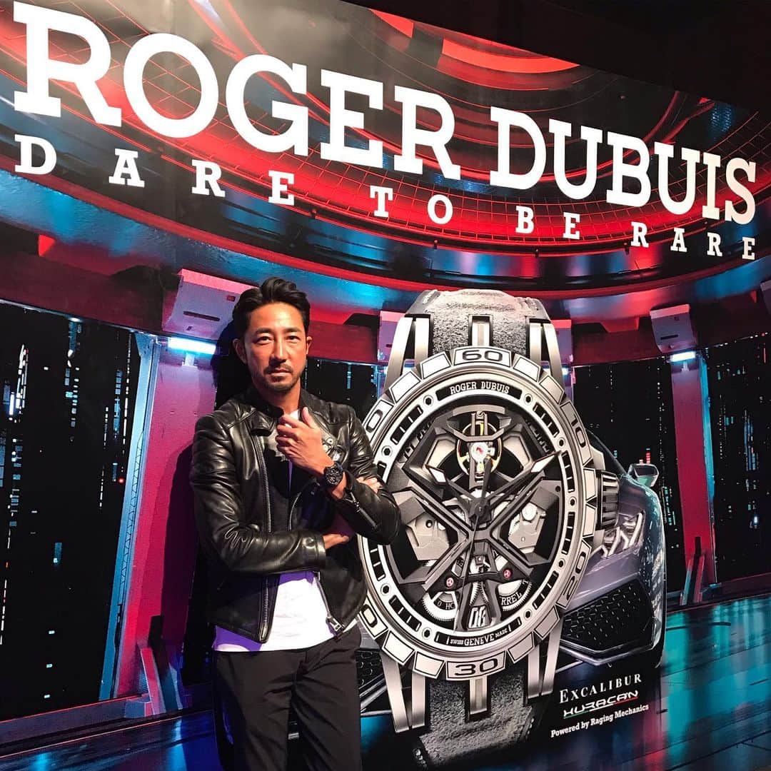 干場義雅さんのインスタグラム写真 - (干場義雅Instagram)「タイヤメーカーのピレリやスポーツカーメーカーのランボルギーニとのパートナーシップで世界的に大ブレイクをしている高級時計ブランドと言えば「ROGER DUBUIS（ロジェ・デュブイ）」。ロジェ・デュブイは、同名の時計師とデザイナーであるカルロス・ディアスよって1995年に創業したブランドです。キモは、他に類を見ない斬新なデザインでありながら、時計メーカーにとって難関にして世界トップクラスの栄誉であるジュネーブシールをすべてのモデルに取得していること。そう！わかりやすく言うと、デザインもムーブメントも最高レベルの気絶（笑）  ちなみにジュネーブシールとは、スイス政府及びジュネーヴ州によって制定する最高級スイス時計の証として用いられる規格のこと。すべての部品製造や組み立て作業がジュネーブ州内で行わなれ、製造方法や仕上げ、装飾などもジュネーブの伝統に則らなくてはならず、時計職人たちにとっては、世界最高峰の栄誉とまで語られています。取得しているブランドが、ヴァシュロン・コンスタンタンやパテック・フィリップと聞けば、その凄さがおわかり頂けるはず。ということで、そんなロジェ・デュブイ の最新作が見られるということで大阪へ。ちなみに今日、腕に着けているのは、「エクスカリバーウラカン」。ケース径45mmで、自動巻き。チタンDLC（ダイヤモンドライクカーボン）を施したチタンケースが特徴の一本です。「ロジェ・デュブイは機械式ムーブメント、デザイン、すべてにおいて限界を超える」とニコラ・アンドレアッタ社長も言ってました。時計好きの皆様、ぜひ一本手に入れて最高レベルの気絶を味わってみてはいかがでしょう？ 【問い合わせ】 ロジェ・デュブイ☎︎03-4461-8040 https://www.rogerdubuis.com/ja/ ＝＝＝＝＝＝＝＝＝＝＝＝＝＝＝＝＝＝＝＝＝＝＝＝＝＝＝＝＝ @roger_dubuis #RogerDubuis #Excalibur #DaretobeRare #RagingMechanics #Hurakan @yoshimasa_hoshiba  #干場義雅  #luxurylifestyle  #lifestyle  #simpleluxury  #italianlifestyle  #styleclinic  #スタイルクリニック @forzastylecom  #forzastyle #fashion #coordinate #code #style #mensfashion #mensstyle #menswear #ootd #instagood」5月30日 17時02分 - yoshimasa_hoshiba