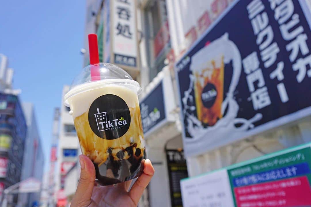 のインスタグラム：「* 平塚駅前にできた タピオカミルクティー専門店。 オープン当初から大人気で すでに来店した方も多いのでは？ 甘さとモチモチ感が癖になる～。 ***************** #手をつなぎたくなる街 #hiratsukagood #hiratsuka#平塚 #shonan#湘南 #kanagawaphotoclub #tiktea#タピオカ #タピオカミルクティー #黒糖タピオカ #甘さ控えめ #氷少なめ #タピオカ巡り #タピ活#タピる #タピオカグラム #タピオカ専門店 #充実した休日 #週末の過ごし方 #日々#暮らし #instagramjapan#igersjp」