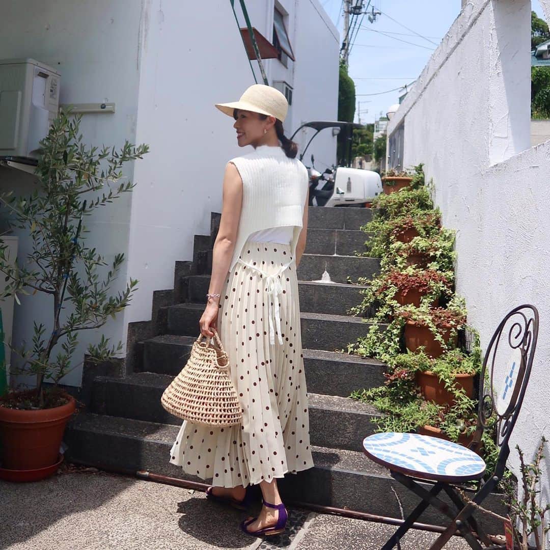 ayu kagawaさんのインスタグラム写真 - (ayu kagawaInstagram)「今日はお天気が良くて日差しが眩しい🌈 @romile_official のトップスとスカートのセット♡ 単品使いも出来てかなり優秀👍 バックスタイルが可愛い。 リゾートでは背中を見せて着たら可愛いな😊🏖 ・ #ootd#outfit#coordinate #fashion#mamafashion #hermes#romile#manoloblahnik」5月30日 17時03分 - ayuyunyun