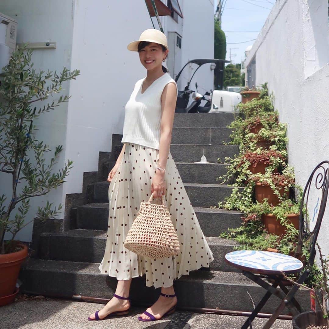 ayu kagawaさんのインスタグラム写真 - (ayu kagawaInstagram)「今日はお天気が良くて日差しが眩しい🌈 @romile_official のトップスとスカートのセット♡ 単品使いも出来てかなり優秀👍 バックスタイルが可愛い。 リゾートでは背中を見せて着たら可愛いな😊🏖 ・ #ootd#outfit#coordinate #fashion#mamafashion #hermes#romile#manoloblahnik」5月30日 17時03分 - ayuyunyun