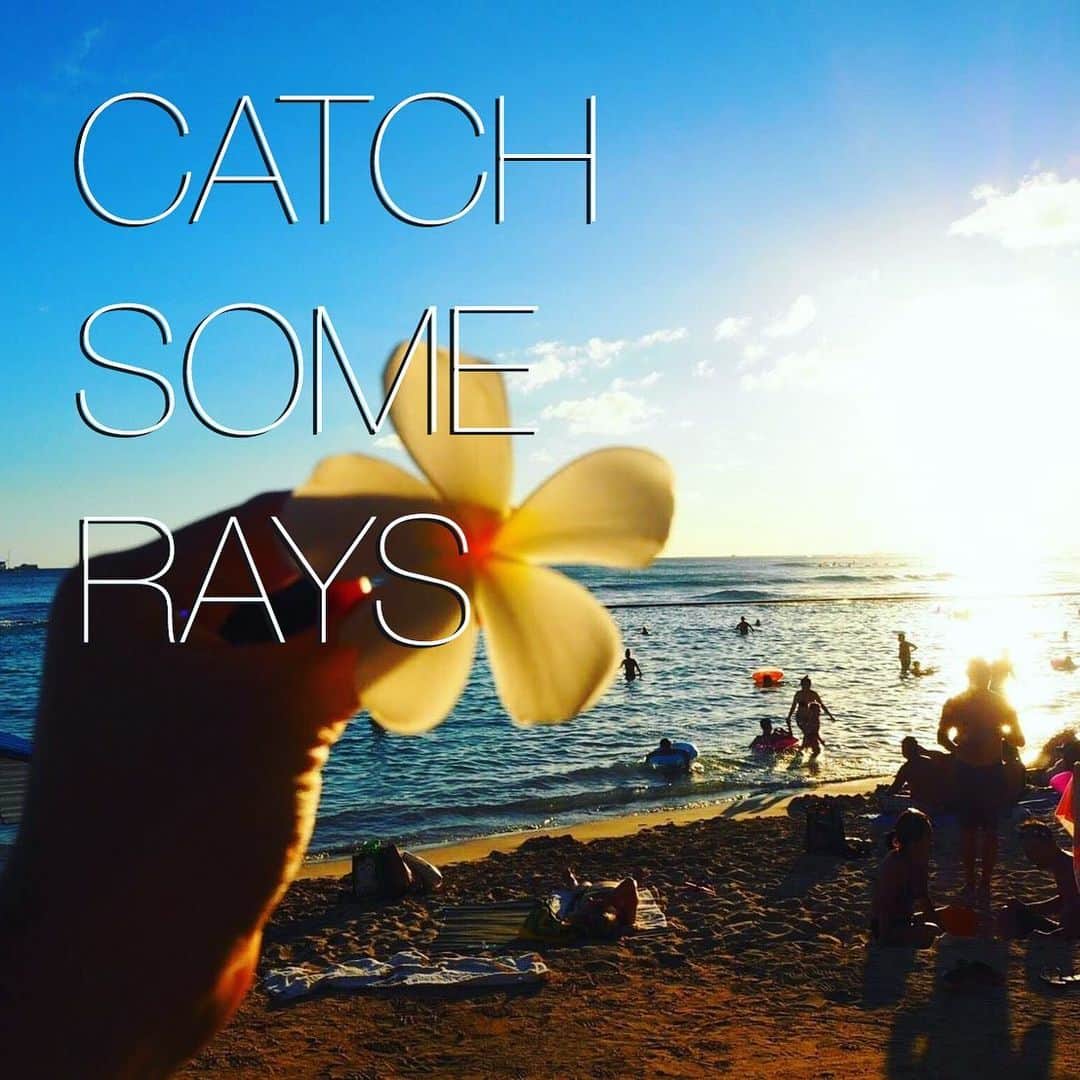 のインスタグラム：「旅行や買い物に出かけて天気☀️が良いと更に気分が高まりますよね💛💚 でも遊びや買い物に夢中になって長時間外にいると”catch some rays”しちゃうかも😎🌞 “catch some rays”とは「陽に当たって日焼けすること」を意味しています！ rays = 日光 という意味で、日光をつかまえる⇨日焼けをするという意味なんです🕶 “Let’s hit the beach and catch some rays!” 「ビーチに行って日焼けをしようよ！」⛱ 焼きすぎには注意してくださいね👙🕶 . #us #usa #america #idioms #phrases #beach #rays #sun #summer #resort #studyabroad #livinginamerica #friends #vacation #アメリカ #留学 #イディオム #英語 #ビーチ #友達 #旅行 #海外生活 #日焼け #買い物 #日光」