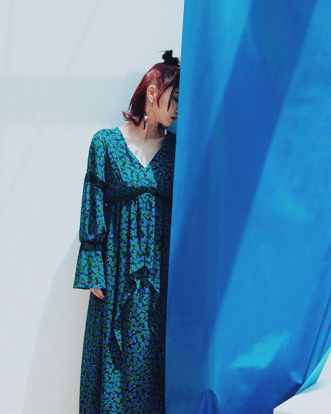 荻原桃子さんのインスタグラム写真 - (荻原桃子Instagram)「6.6 (THU) ~ STARTする2019AW PRE ORDER第二弾の商品を今日からご紹介していきます！  このワンピースは１枚で 透け感の違う２枚の生地がレイヤードしたエアリーなマキシ丈ワンピース  SHEAR LAYERD OP 38,000yen  形が綺麗でデコルテラインが綺麗に見えるので着痩せ効果有り！  着用柄以外にも他の柄と無地ブラックがあります。  袖はシアーなので長袖ワンピースだけど重すぎず秋口にちょうど良い！  ブラックはオケージョン対応にもオススメな１枚です。  #2019AW #PREORDER #UN3D」5月30日 17時12分 - momokoogihara