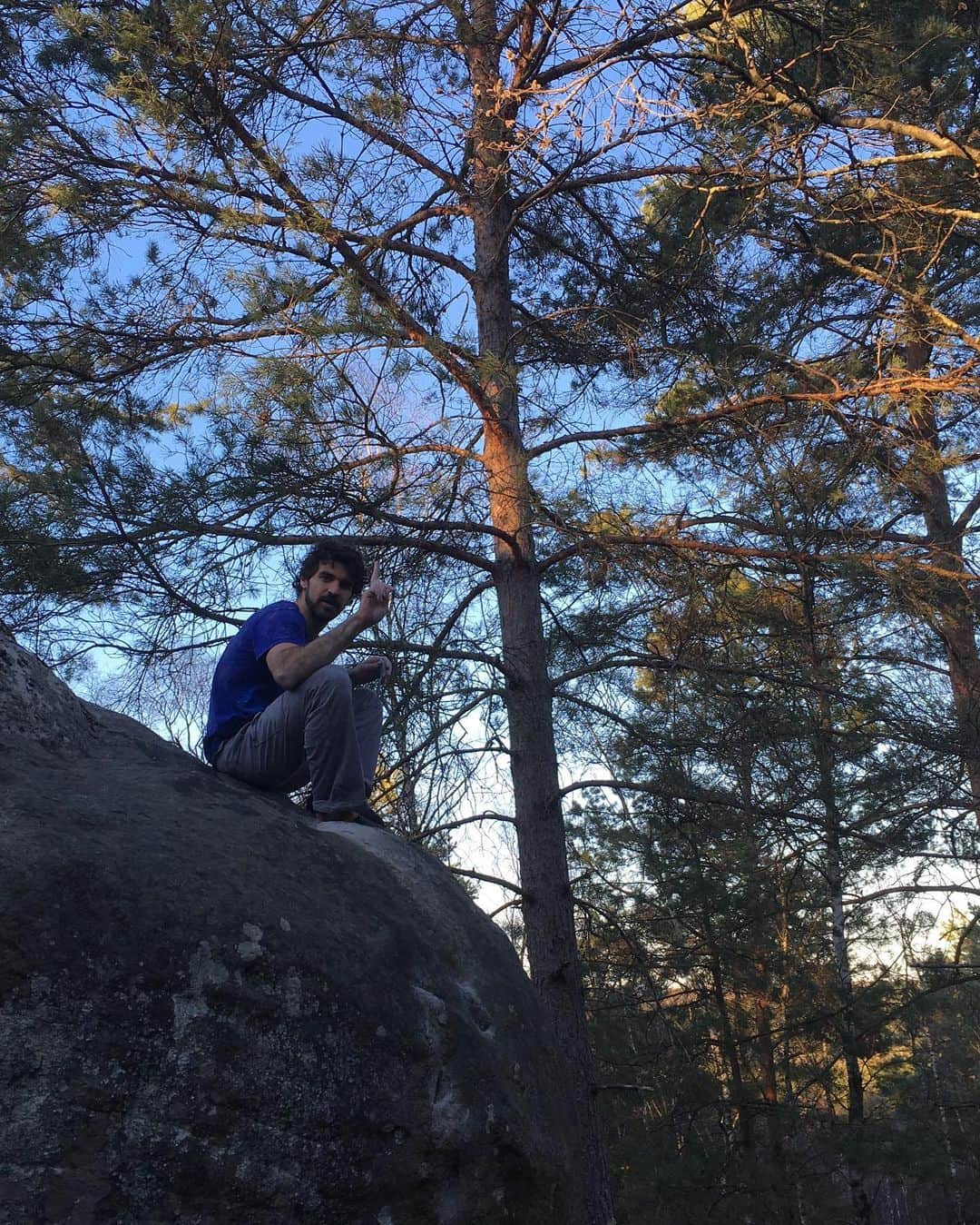 ファニー・ジベールさんのインスタグラム写真 - (ファニー・ジベールInstagram)「Resting is part of the perfomance process ☀️ I think sun is powerful for recovering 💆🏻‍♀️ quality time with family in between 2 world cup 💪🏽 ———————————————————— Du soleil ☀️ , la famille ♥️, un gouter @foodspring_fr 😋et ça repart 👊🏽je recharge les batteries entre 2 coupes du monde ———————————————————— ☀️ Sol es poderoso para recuperar  Pequeña pausa con la familia, cargando batería entre 2 copas del mundo 💪🏽 ———————————————————— @ffmontagne_escalade @verticalartclimbing @scarpafrance  @blackdiamond @vibram」5月30日 17時12分 - fannygibert974