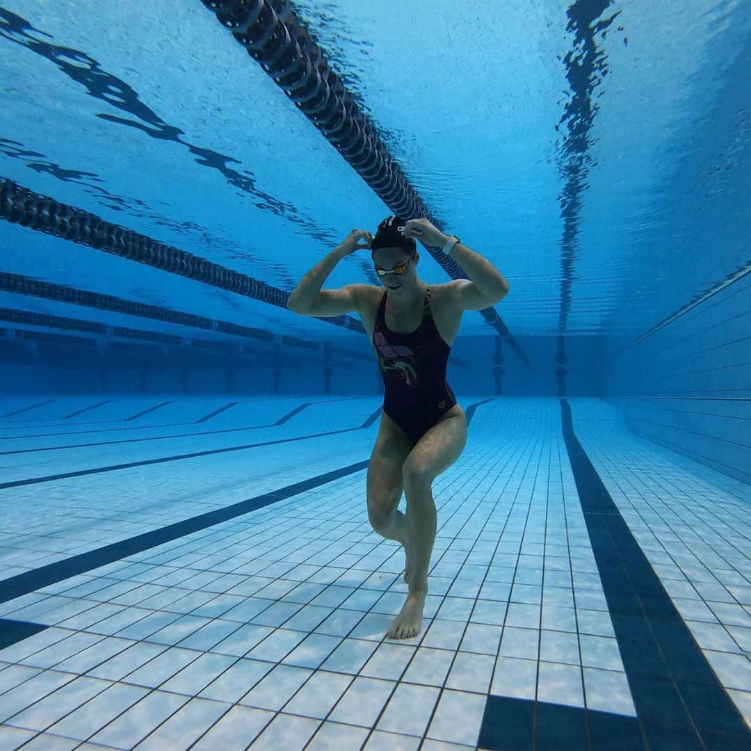 エミリー・シーボームのインスタグラム：「Oxygen is overrated  #swimming #training #underwater」