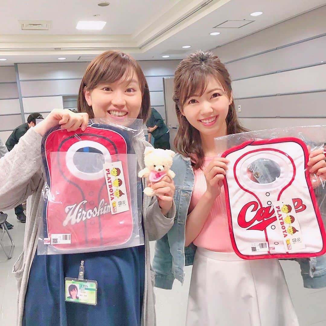 川又智菜美のインスタグラム：「👶💕﻿﻿ ﻿﻿ 今日は眞田さんが﻿﻿ 産休前ラストはやドキでした🌟﻿﻿ ﻿﻿ いつも朝から元気いっぱいの眞田さん😌﻿﻿ 眞田丸の愛称で番組の皆から愛されてます💓﻿﻿ ﻿﻿ 寂しくなりますーー😭﻿﻿ ﻿﻿ 私からは母子ともに健康でありますように、﻿﻿ との願いを込めて安産祈願のお守りベアを﻿﻿ 渡させていただきました🤲﻿﻿ ﻿﻿ 眞田さん、﻿﻿ 元気いっぱいの赤ちゃんを産んでくださいね👶﻿﻿ おかえりをお待ちしておりますよ😚﻿﻿ ﻿﻿ #tbs #はやドキ #ナレーター #天の声 #アナウンサー﻿﻿ #眞田丸 こと #眞田佳織 さんは ﻿ 大の#カープファン #カープ女子 なので﻿ スタッフの皆さんから #カープグッズ ❤️﻿﻿ #元気な赤ちゃんが生まれてきますように﻿ #待ってます 😆✨」