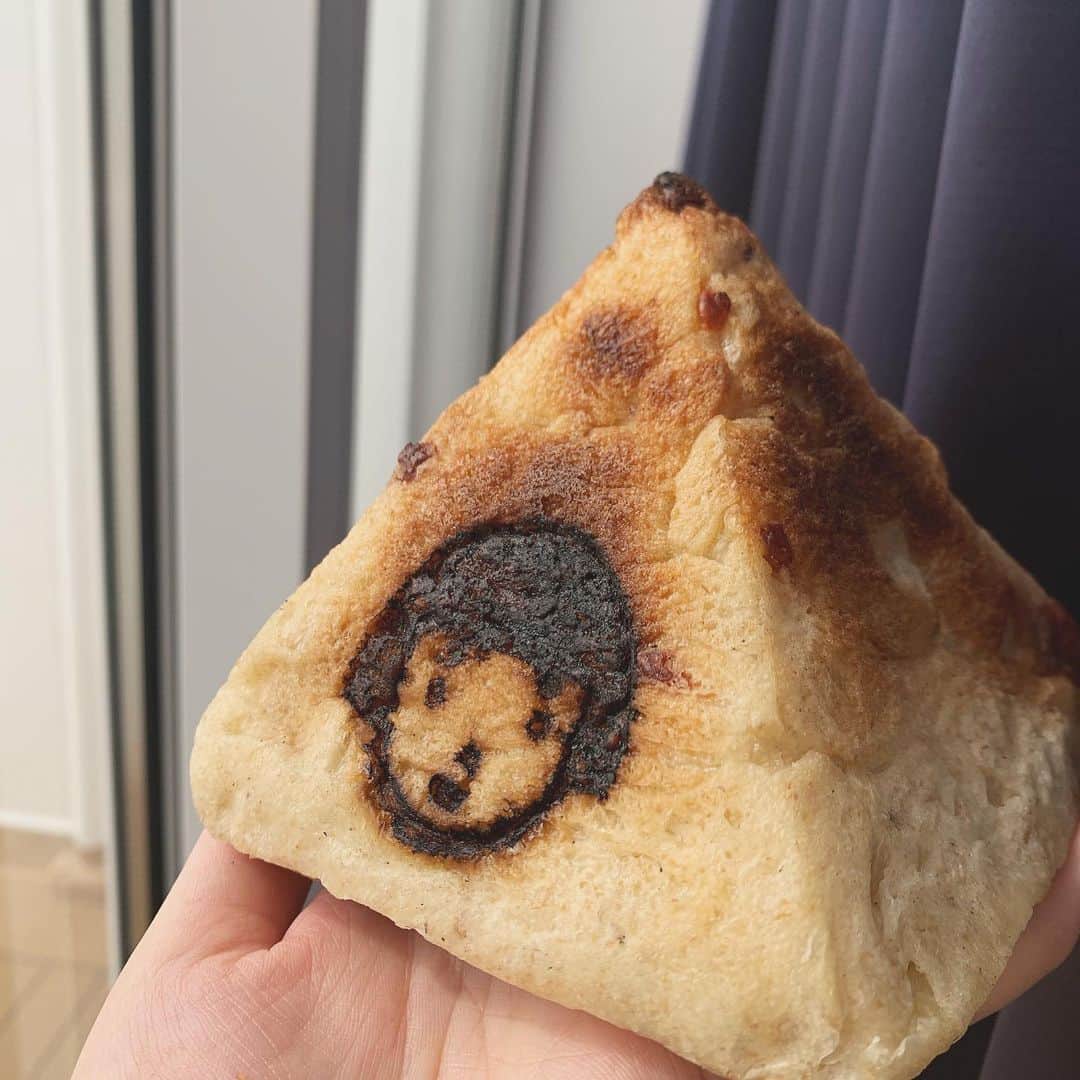 のインスタグラム：「ちびまるこちゃんみたいな パン頂きました🥐  Metis  #かわいい #パン #ありがとう #Metis#ちびまるこちゃん #office onelove#かわいすぎる」