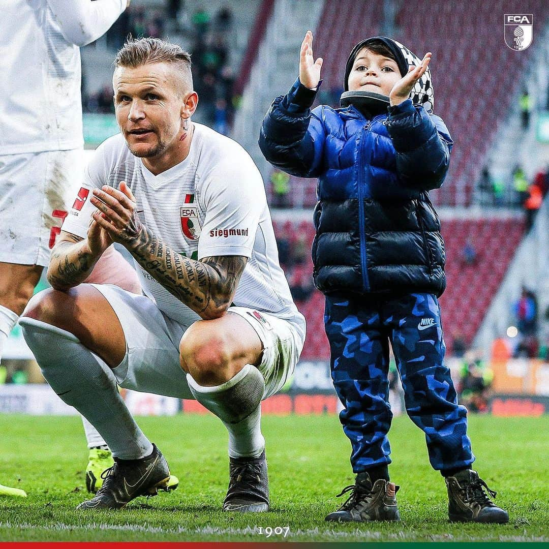 FCアウクスブルクさんのインスタグラム写真 - (FCアウクスブルクInstagram)「Schönen #Vatertag(sausflug) allen Vätern da draußen! 😉 Auf Euch! 🍻 #prost #fca1907 #fcaugsburg」5月30日 17時17分 - fcaugsburg1907