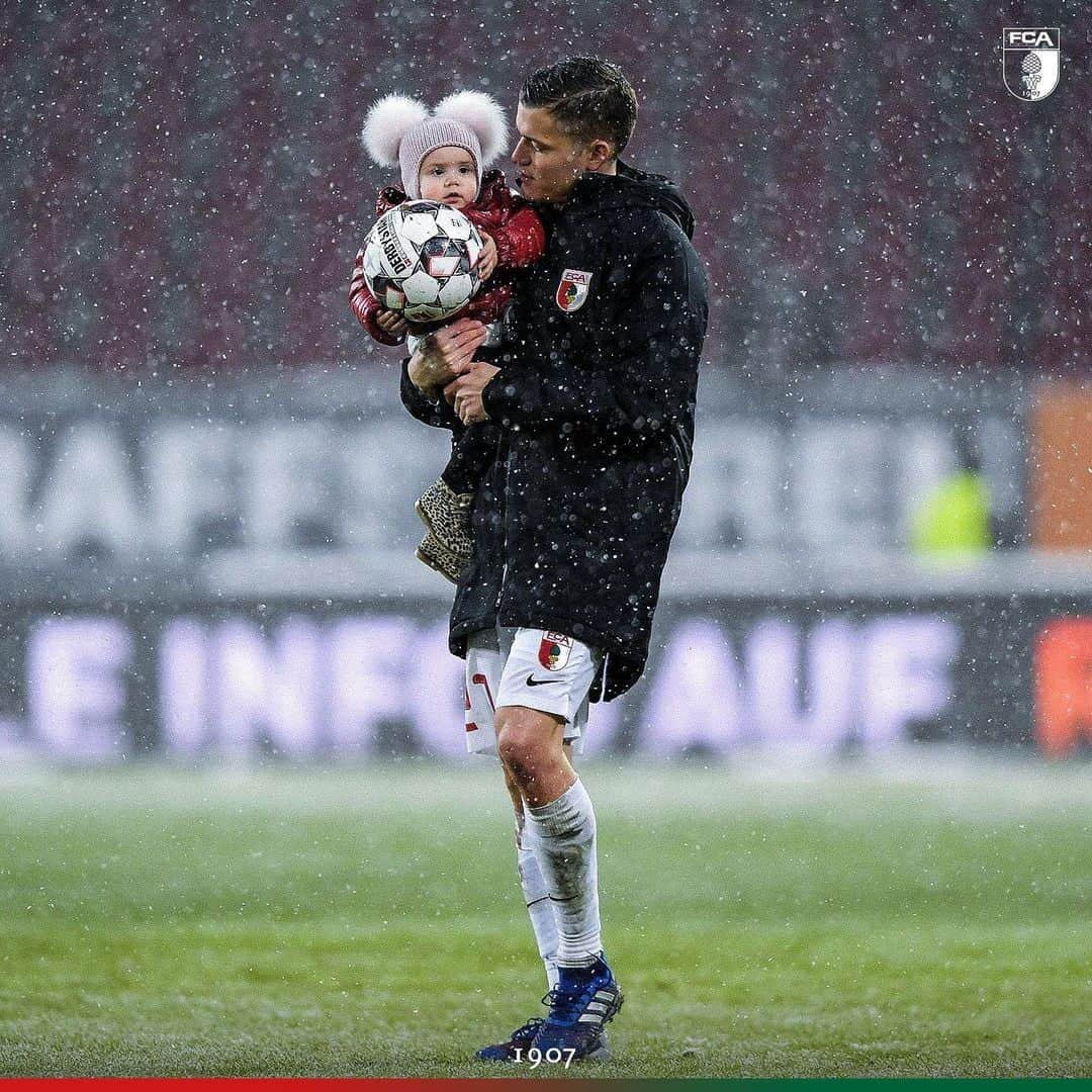 FCアウクスブルクさんのインスタグラム写真 - (FCアウクスブルクInstagram)「Schönen #Vatertag(sausflug) allen Vätern da draußen! 😉 Auf Euch! 🍻 #prost #fca1907 #fcaugsburg」5月30日 17時17分 - fcaugsburg1907