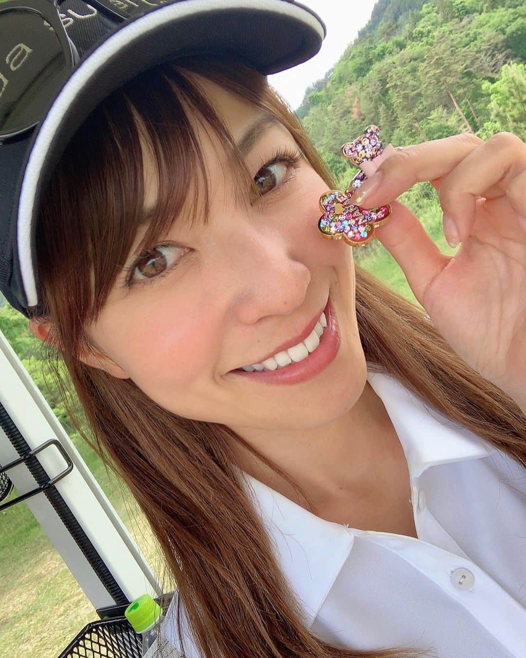 のインスタグラム：「. オリジナルカスタムマーカー 💎✨ . キラキラ可愛すぎる〜😍💖 @gmadofficial_japan . 色味や文字、自分で決められるので好みの配色になりました❣️ . . 一つは名前で "NANAE"🌸 もう一つは目指せPARプレーってことで、"72" 😊 . . プレゼントにも喜ばれそう😊🎁 . . . #gmad #golf #ジーマッド #ゴルフマーカー #カスタム #オーダーメイド #オリジナルマーカー #ゴルフ女子」