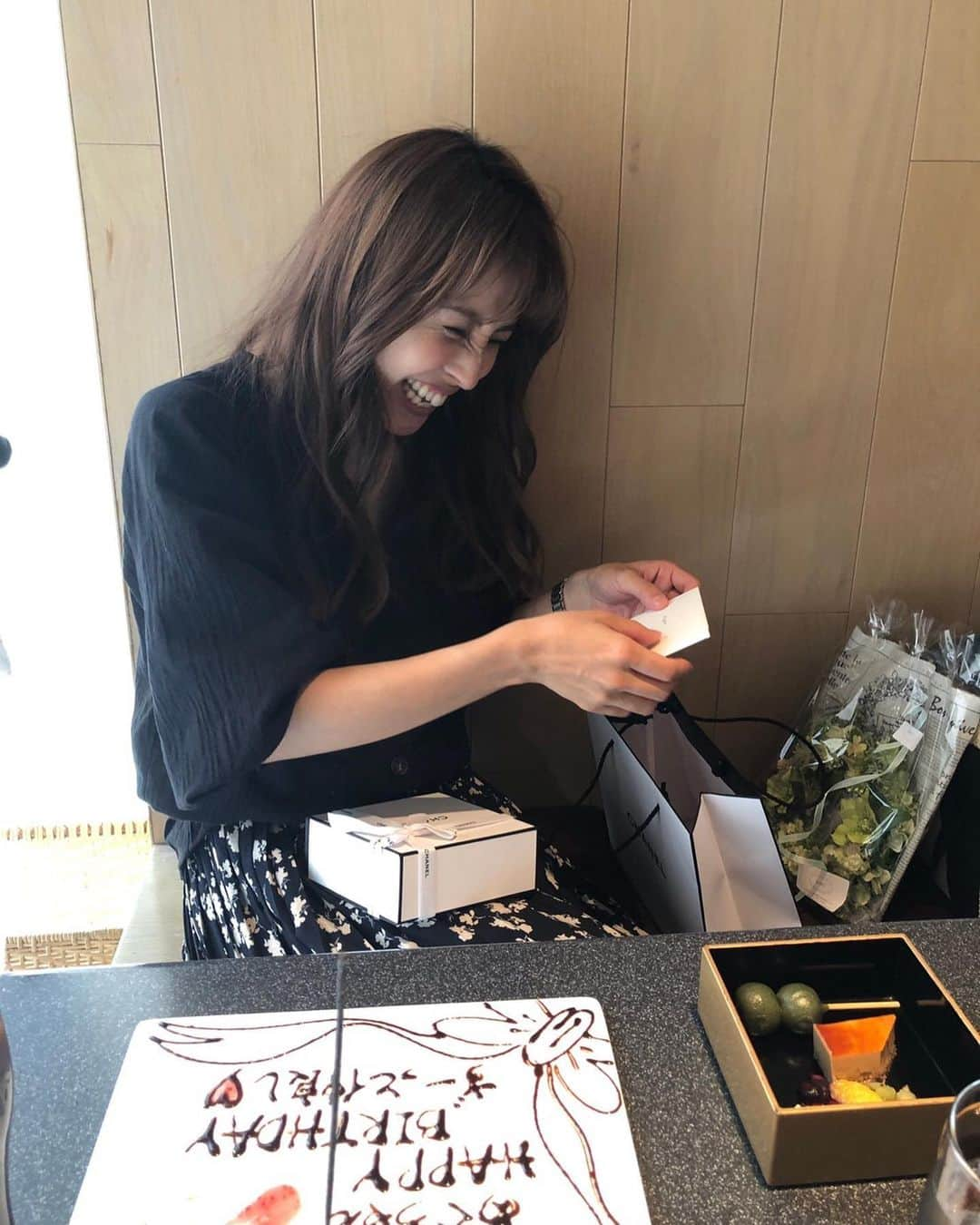 原口恵美さんのインスタグラム写真 - (原口恵美Instagram)「﻿ ﻿ 誕生日って﻿ 何回お祝いされても嬉しい💝﻿ ﻿ ステキなランチタイムをありがとう☕️﻿ ﻿  CHANELを箱で貰うなんて初めてで💕﻿ 箱の開け方分からないハプニングも...😂🎁﻿ ﻿ 可愛すぎるステキなプレゼント﻿ ありがとう👏✨ ﻿ ﻿ 子なしランチなのに、結局子供達の話ばっかりしていたっけ😂﻿ ﻿ 子育ての悩みは尽きないね〜☺️﻿ #my #birthday #サプライズ #ちょっと分かっちゃってた #でもその気持ちが嬉しい #💝 #４月24日 #chanel  #ハンドメイドリース」5月30日 17時30分 - megu_hara.comerin